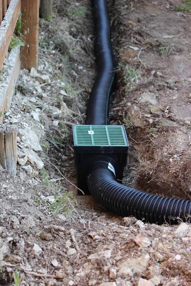 Drain installation in earth